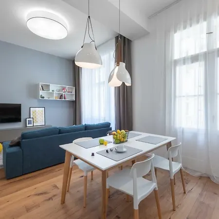 Luxury In Old Town Apartment