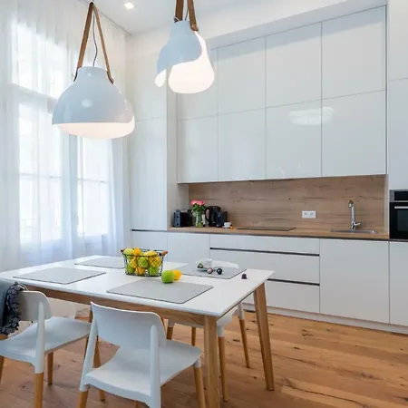 Luxury In Old Town Apartment